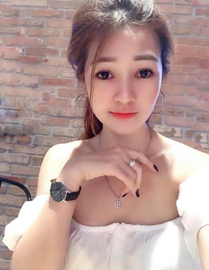 Ảnh Gái Xinh Mặc Áo Dài Tết Vẻ Đẹp Thuần Khiết Và Duyên Dáng Của Người Phụ Nữ Việt Qua Từng Đường Nét